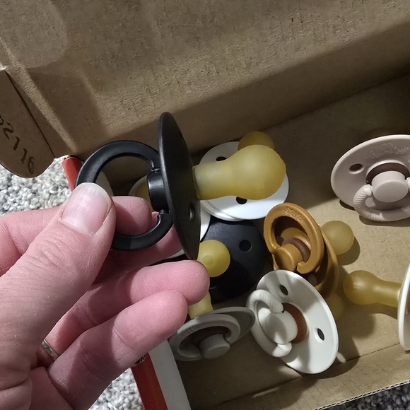 Bibs assorted Color Baby Pacifiers - Picture 3 of 3